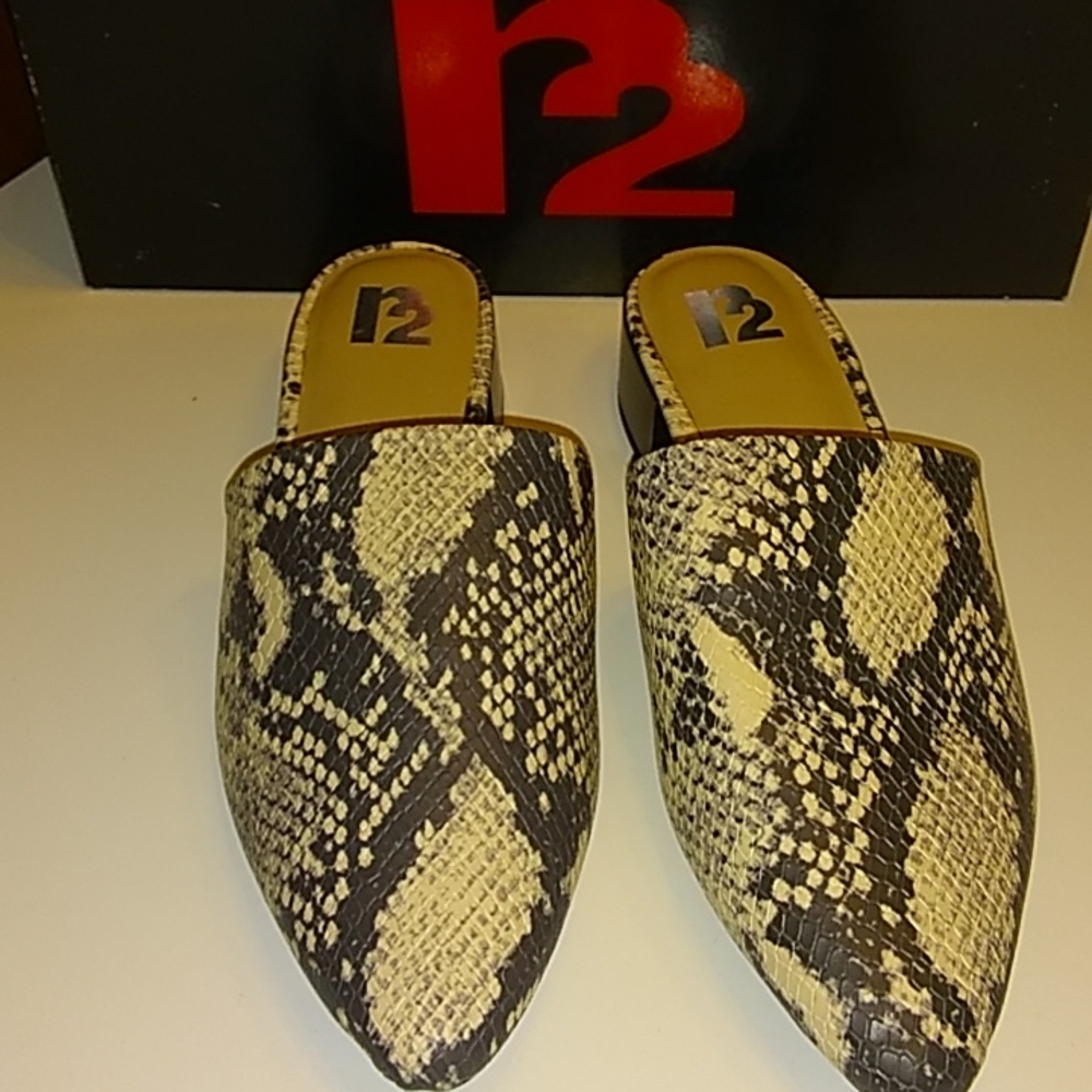 r2 slip on loafers.